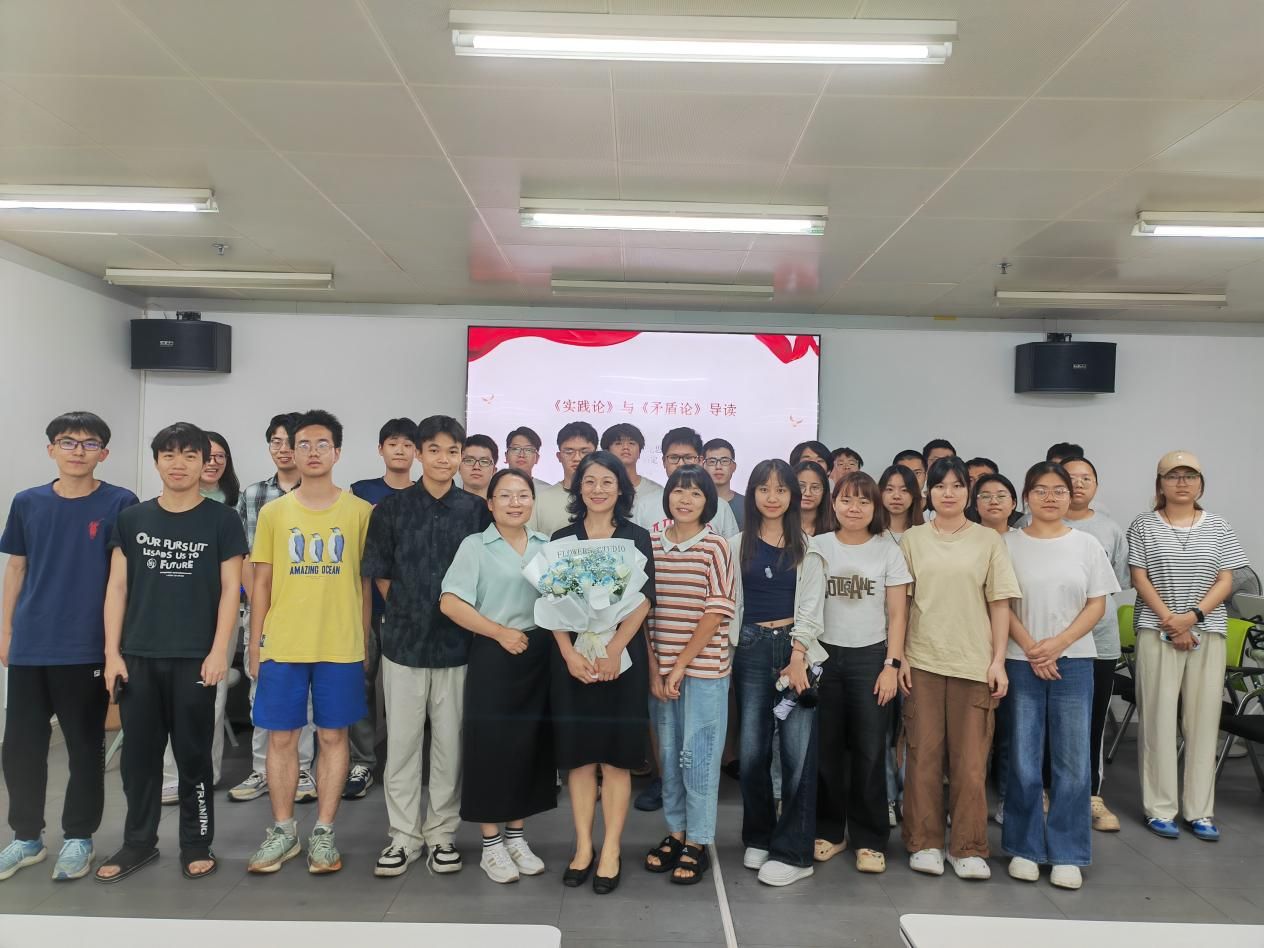 图书馆举办“重温经典•感悟真理”阅读沙龙活动
