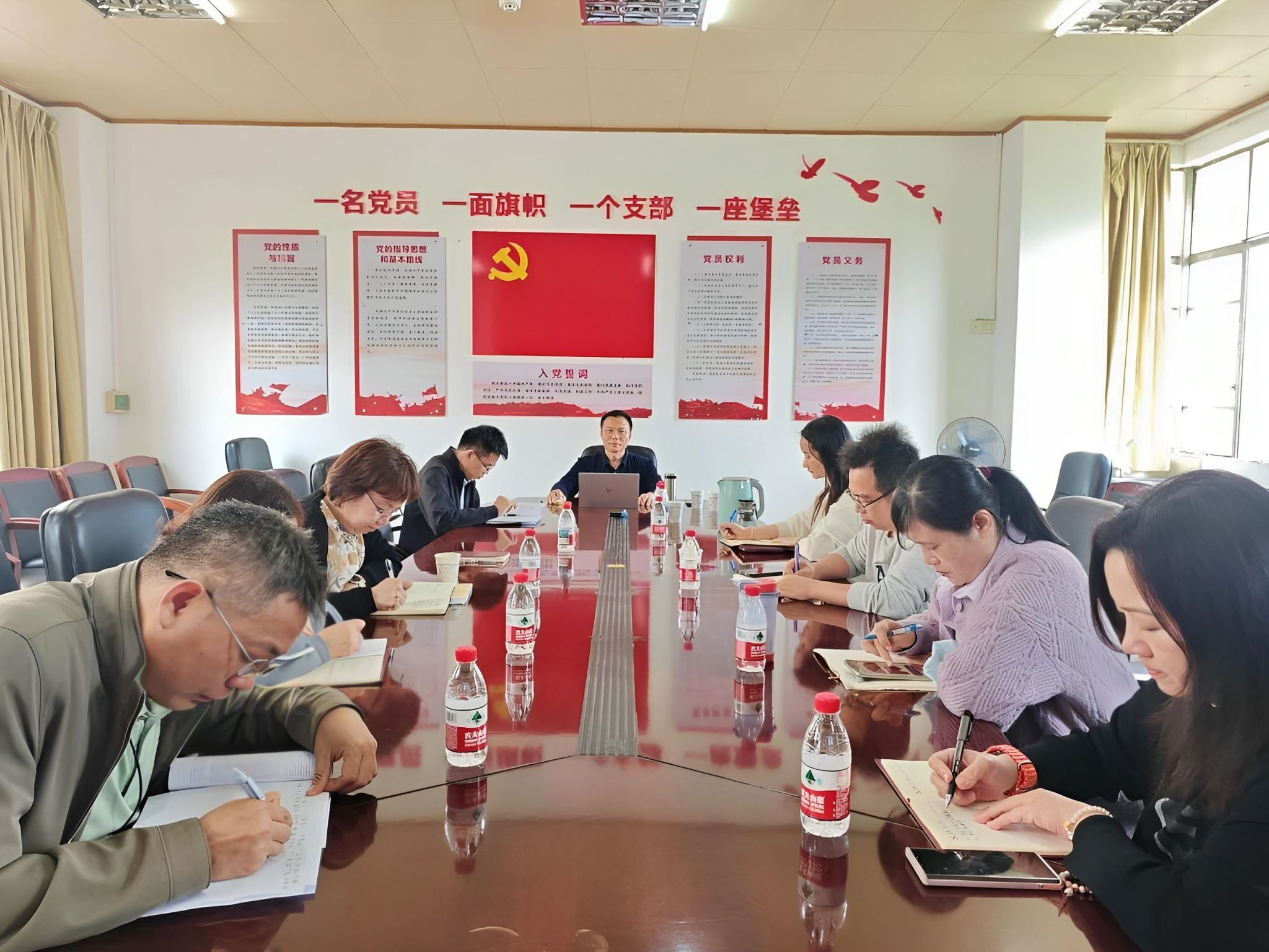 图书馆党总支部召开树立和践行正确政绩观学习教育动员部署会